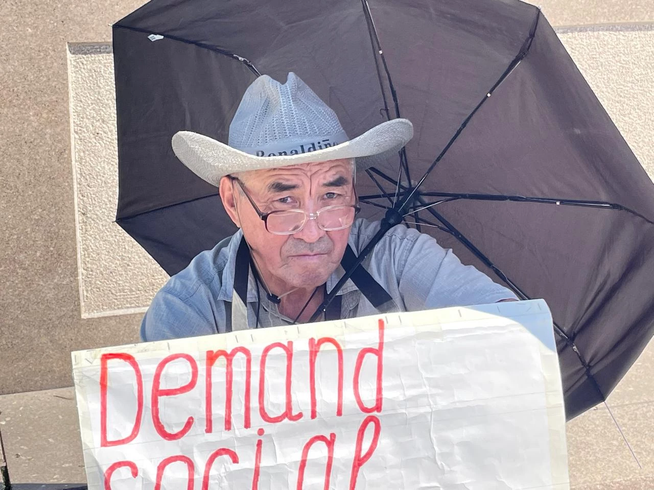 «Сижу на шее у жены»: житель Уральска объявил голодовку